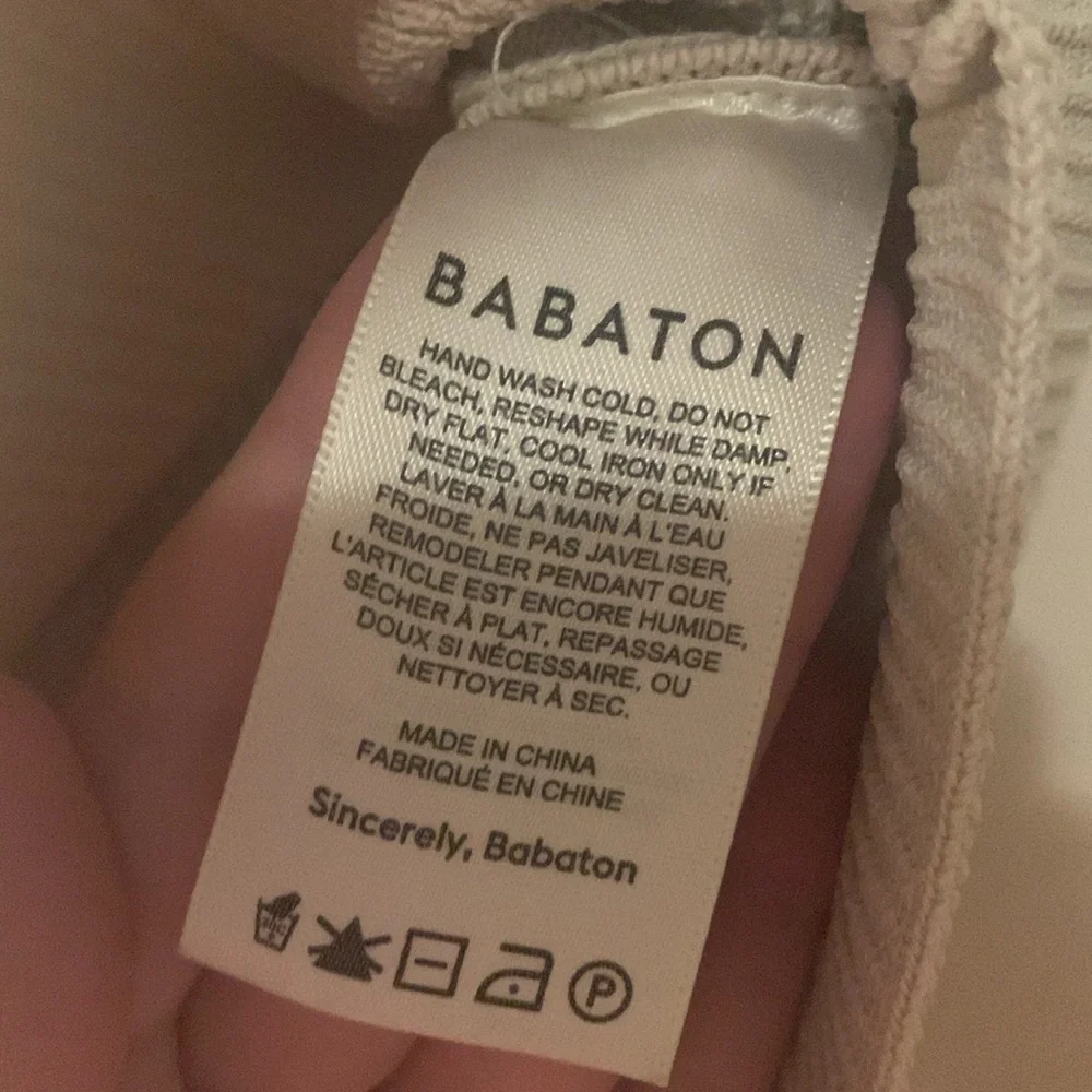 Aritzia Babaton TNA XS and XXS outfit - neutral bone white crop top and sweats - Picture 8 of 10